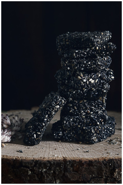 Galletas de sésamo negro - Fotografía y estilismo Fotografía de gastronomía para libro de repostería.