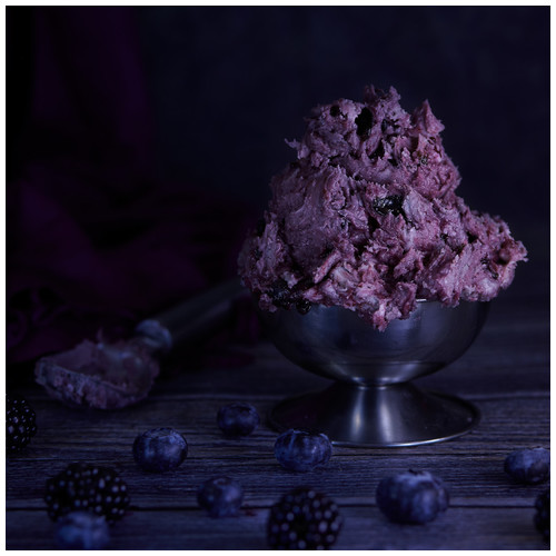 Helado de arándanos - Fotografía y estilismo Fotografía y estilismo de helado falso para libro de recetas.