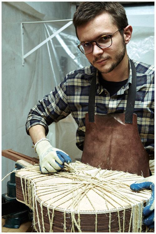 Paco Pamies - Retrato Retrato a color en el taller del luthier Paco Pamies.