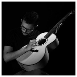 Paco Pamies - Retrato B&N Retrato en estudio del luthier Paco Pámies con una de sus guitarras artesanales.