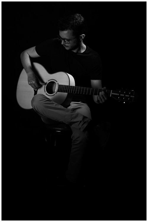 Paco Pamies - Retrato B&N Retrato en estudio del luthier Paco Pámies con una de sus guitarras artesanales.