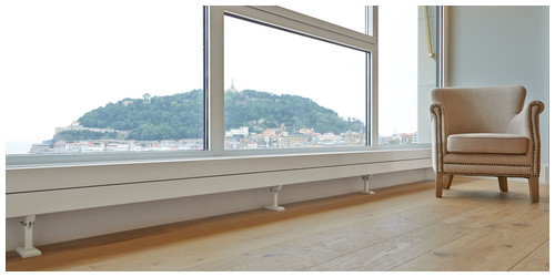 Radiador - Neomad Interiorismo Detalle del radiador horizontal a ras de suelo de la vivienda reformada por el arquitecto Mario Halty, de Neomad Interiorismo.