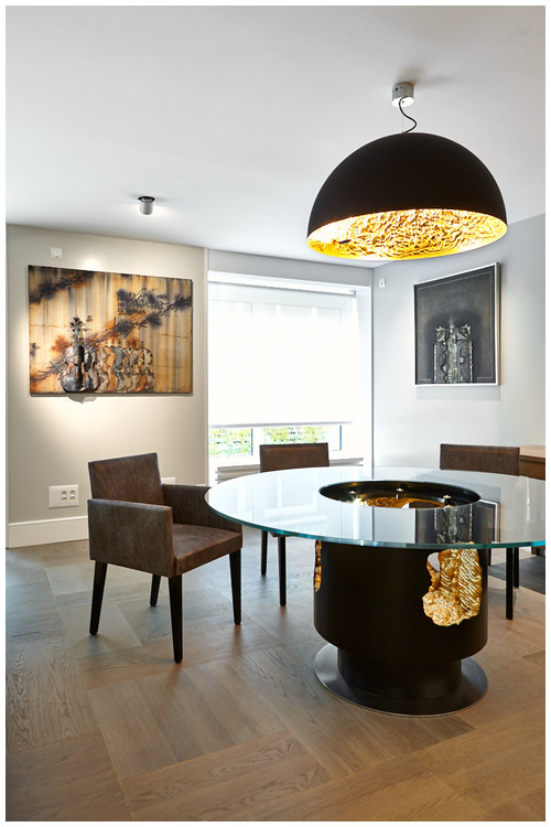 Salón - Neomad Interiorismo Detalle de mesa de salón con iluminación interior y superior.